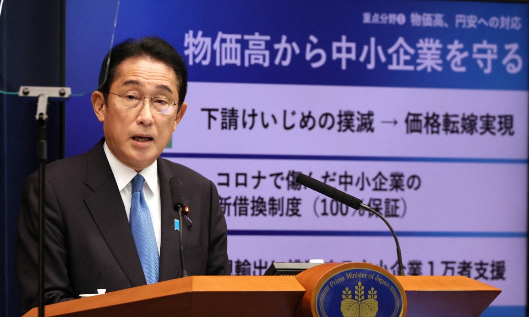 Thủ tướng Nhật Bản Fumio Kishida phát biểu tại họp báo - Ảnh: Reuters