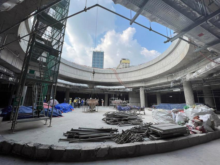 Công trình giếng trời khổng lồ của metro số 1 nhìn từ phía dưới hầm.