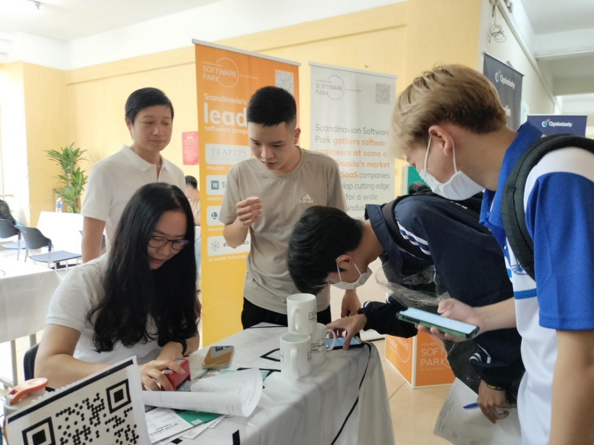 Sinh viên tham gia Ngày hướng nghiệp. Ảnh: VNU.