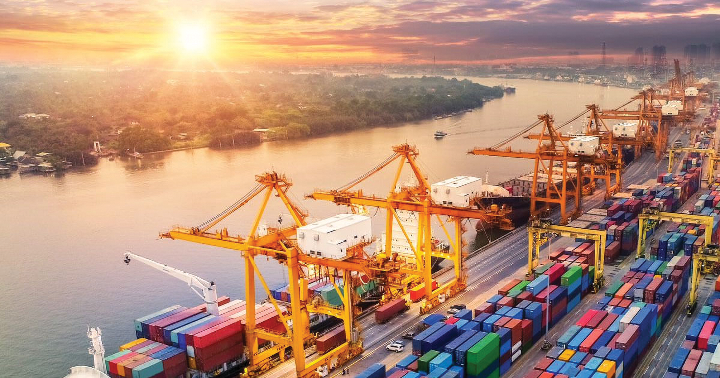 Một số mặt hàng xuất khẩu của Việt Nam sang Trung Quốc có tỷ trọng lớn như rau quả, gạo, sắn và sản phẩm sắn, cao su, máy ảnh, máy quay phim và linh kiện...
