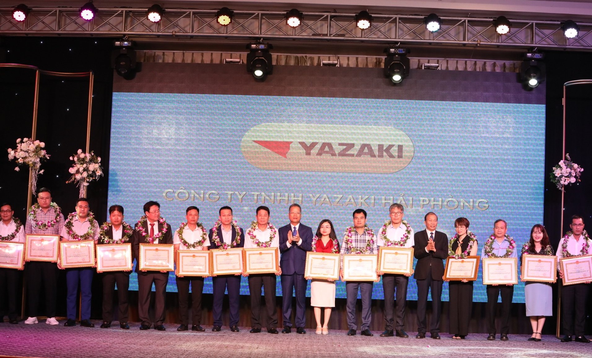 Đại diện các doanh nghiệp tiêu biểu thực hiện tốt chính sách về bảo hiểm. Ảnh - Bảo hiểm xã hội Việt Nam. 