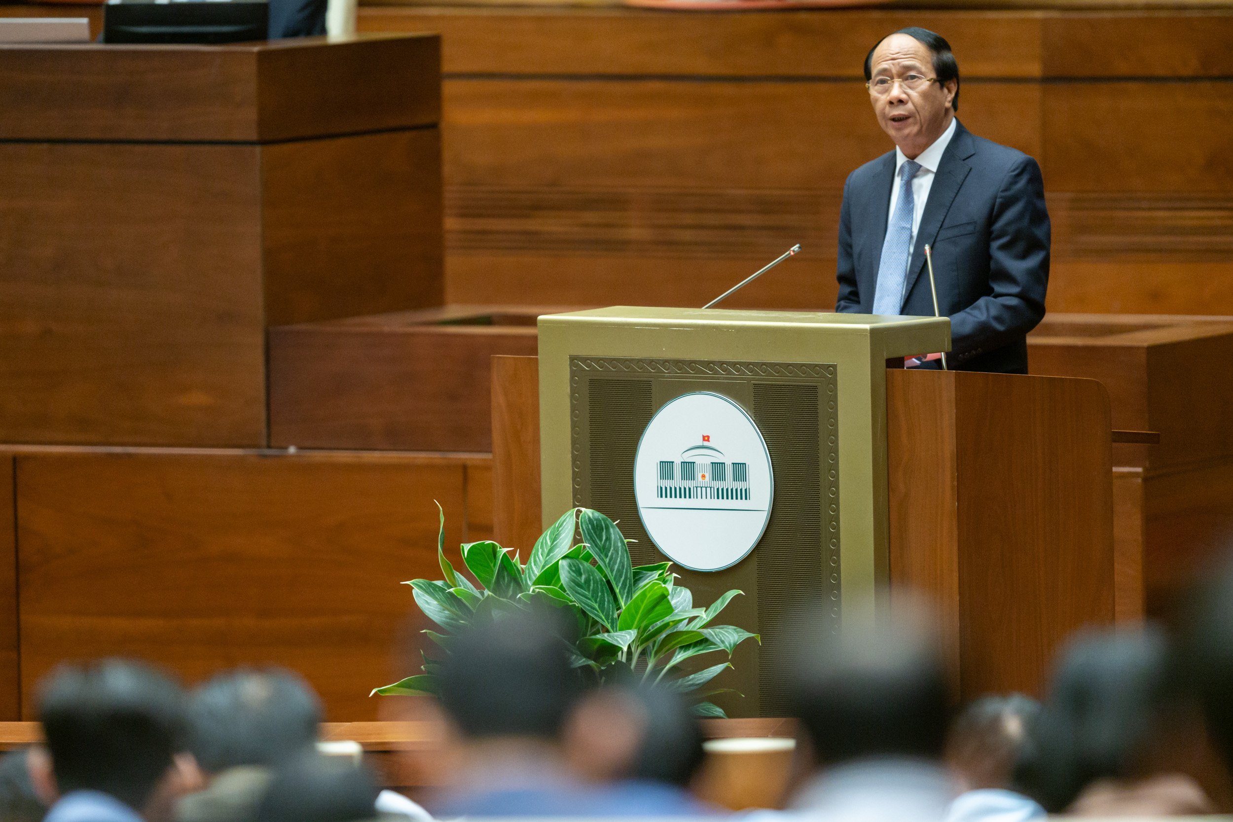 Phó Thủ tướng Chính phủ Lê Văn Thành trình bày Tờ trình về dự án Luật Đất đai (sửa đổi). (Ảnh: Quốc hội)