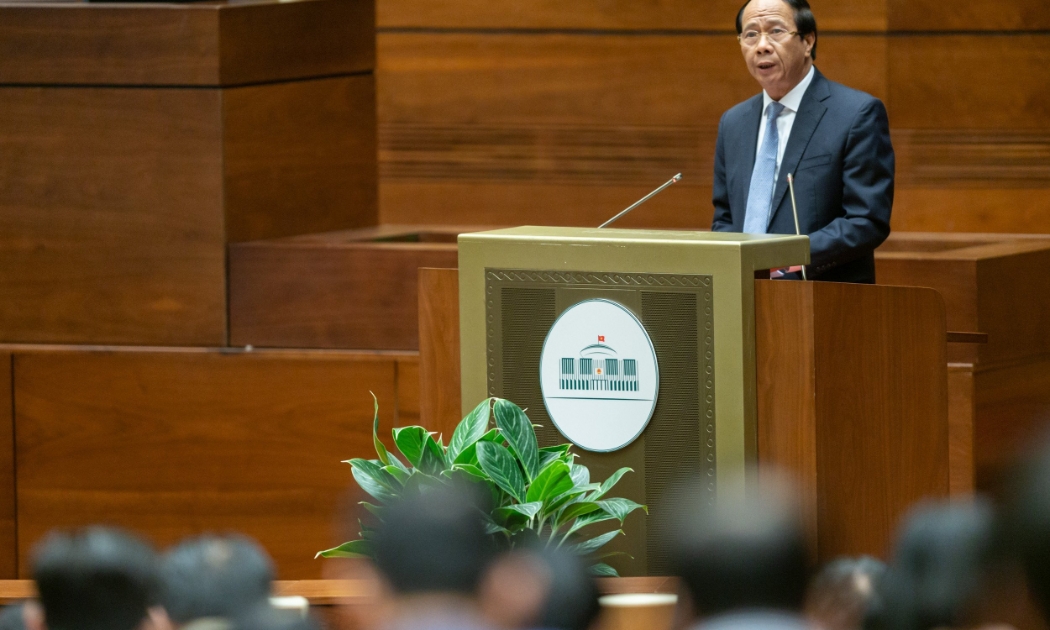 Phó Thủ tướng Chính phủ Lê Văn Thành trình bày Tờ trình về dự án Luật Đất đai (sửa đổi). (Ảnh: Quốc hội)