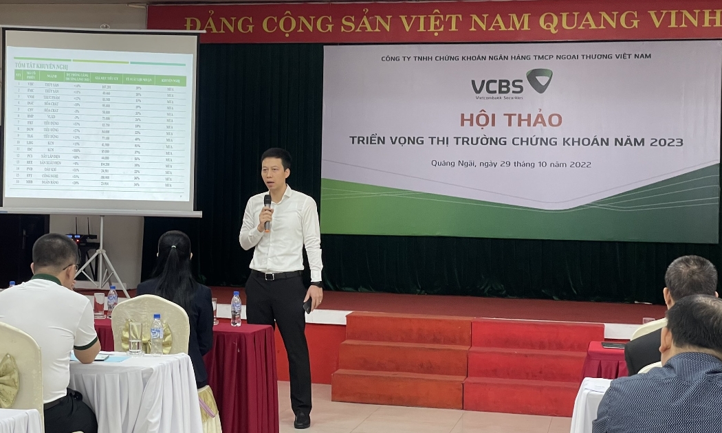 Ông Đỗ Thanh Phong - Phó Tổng giám đốc phụ trách khối bán lẻ VCBS chia sẻ tại buổi Hội thảo.