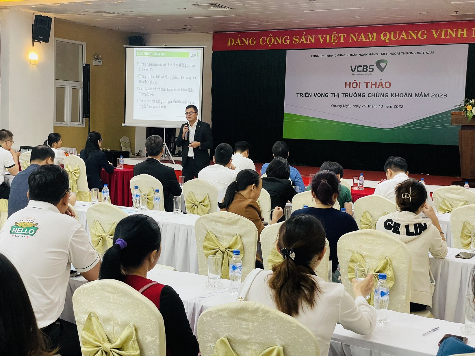 C&aacute;c chuy&ecirc;n gia VCBS chia sẻ tại buổi Hội thảo.