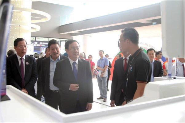 Bộ trưởng Khoa học Công nghệ Huỳnh Thành Đạt (thứ 3 từ trái sang), Chủ tịch UBND Tp.HCM Phan Văn Mãi (thứ nhất từ trái sang), Chủ tịch FPT Trương Gia Bình (thứ 2 từ trái sang) cùng PGS.TS Nguyễn Anh Thi, Trưởng ban quản lý SHTP tham quan và trải nghiệm tính năng STM tại gian hàng của Unicloud.