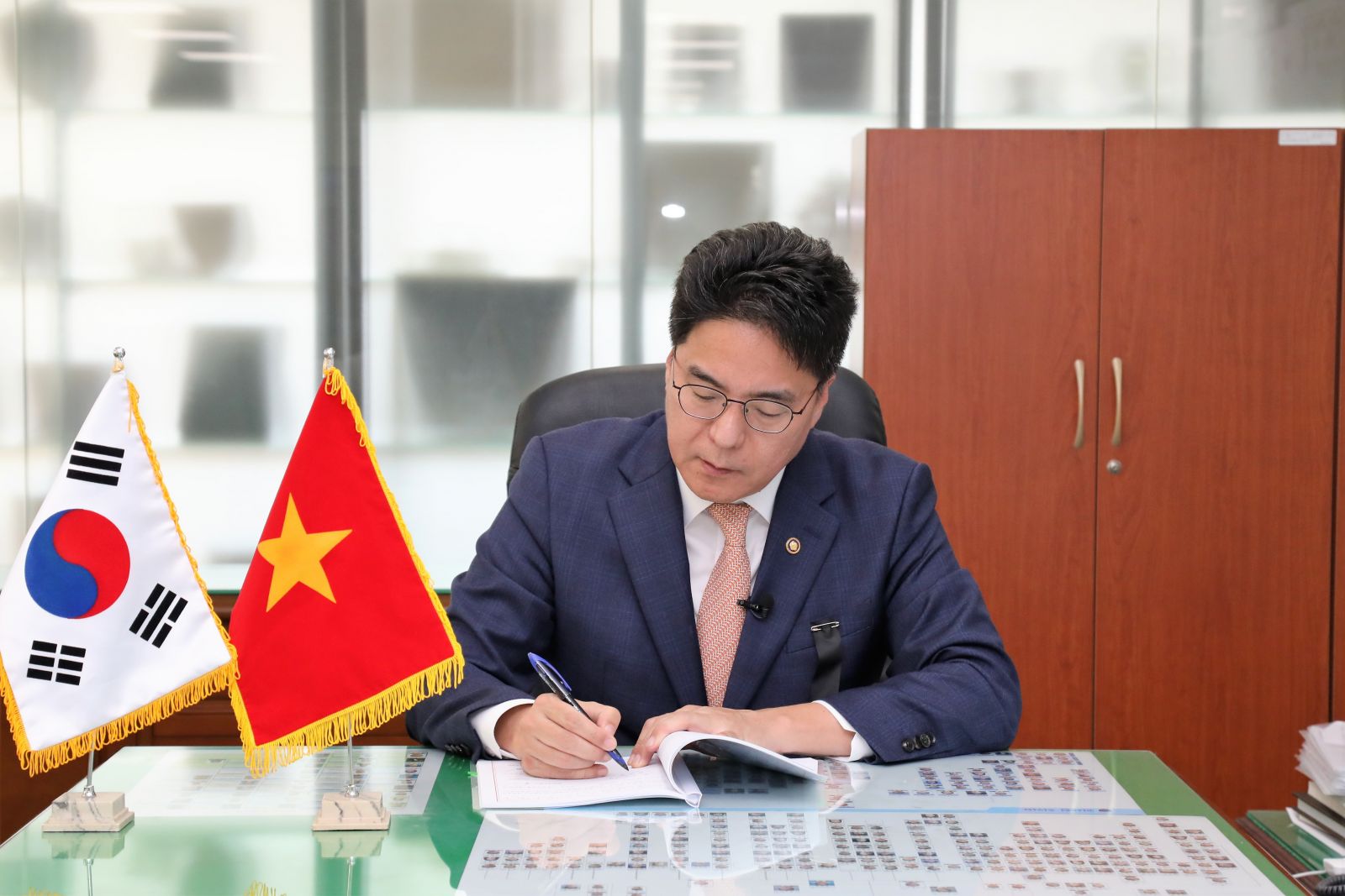 &Ocirc;ng Yoon, Taesik - Tổng cục trưởng Tổng cục Hải quan H&agrave;n Quốc, k&yacute; ng&agrave;y 31/10/2022