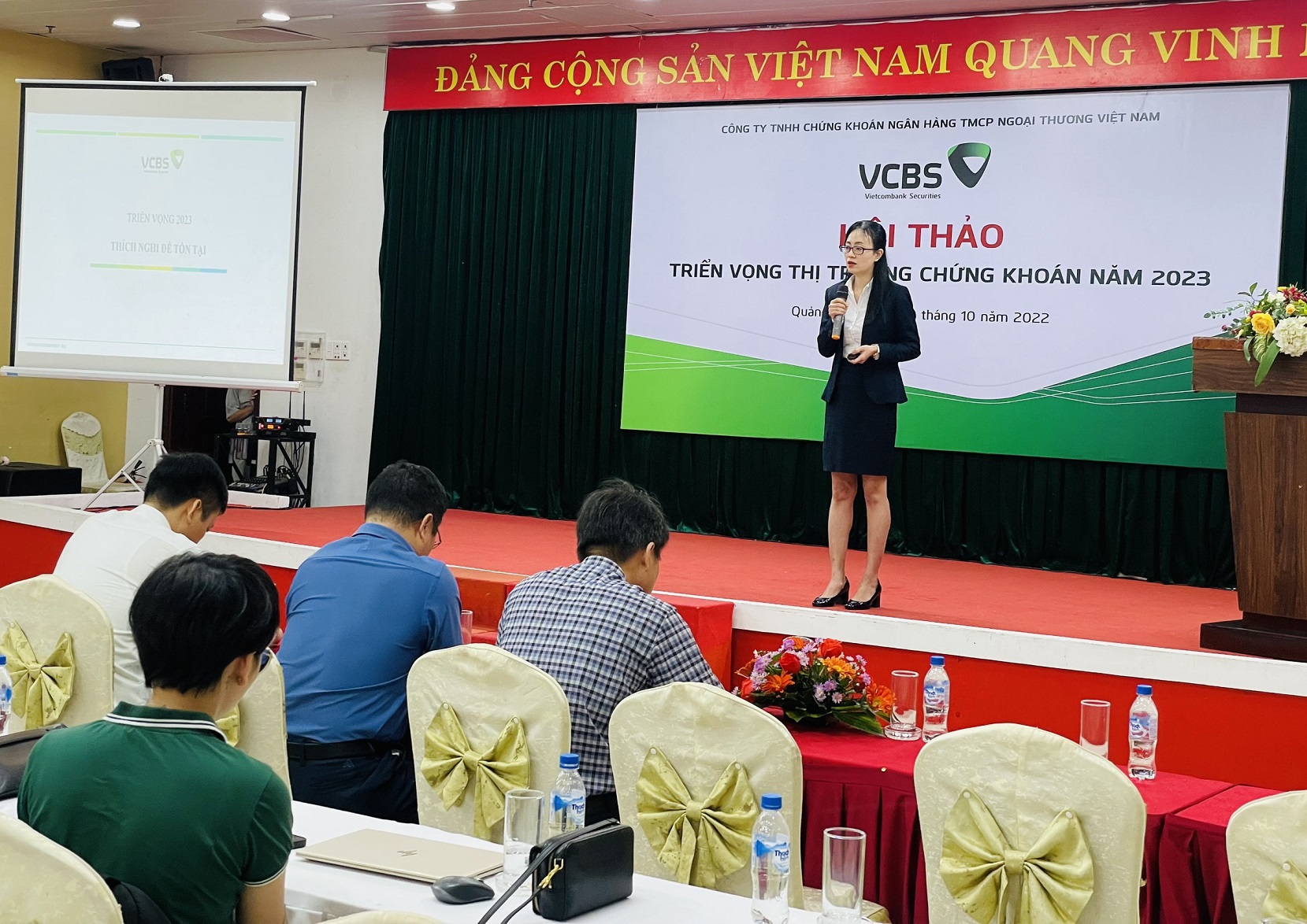 C&aacute;c chuy&ecirc;n gia VCBS chia sẻ tại buổi Hội thảo.