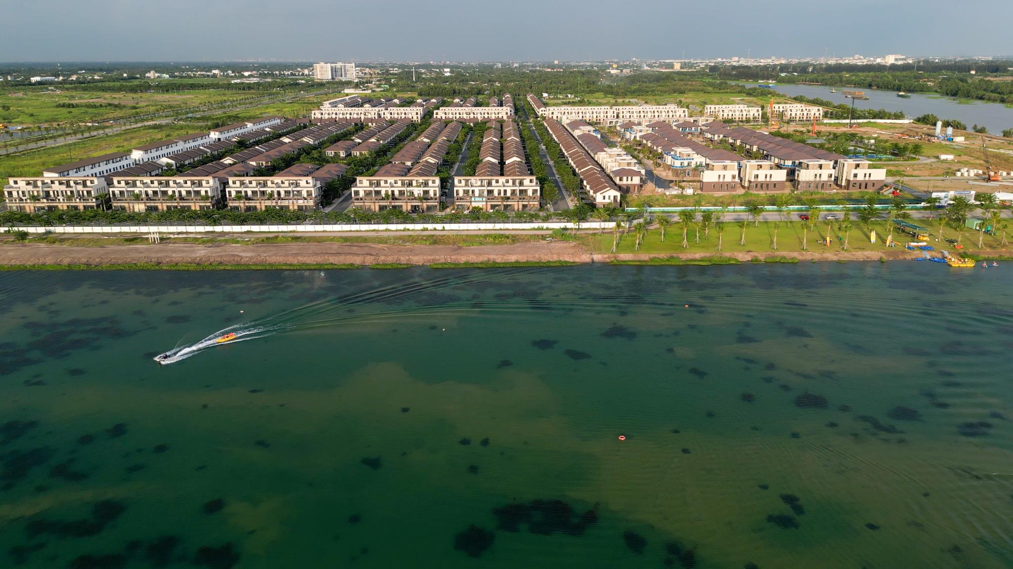 Compound The Aqua ghi điểm bởi không gian sống gắn liền với thiên nhiên sông nước. (Nguồn: Nam Long Group).