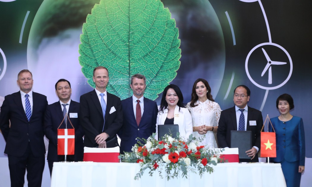 Đại diện Liên danh T&T Group - Orsted và Trung tâm Đổi mới sáng tạo Quốc gia ký và trao biên bản ghi nhớ thỏa thuận hợp tác.
