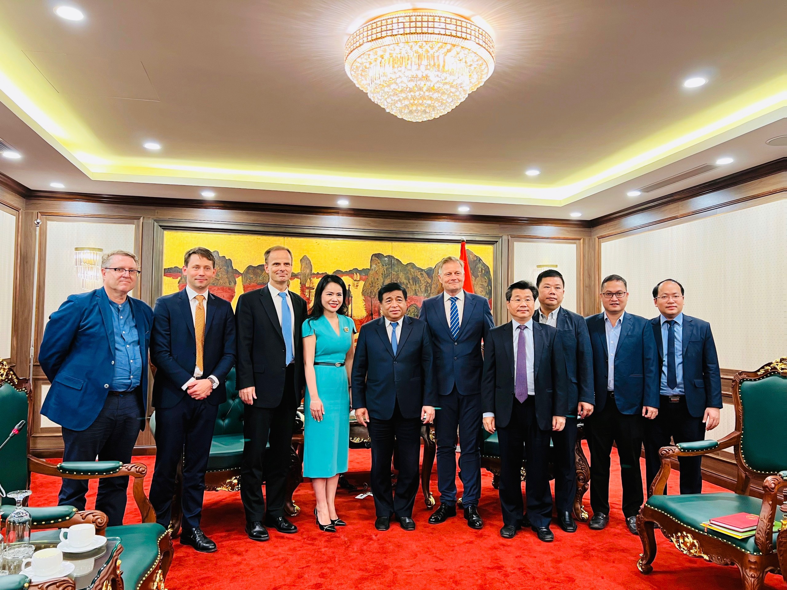 &Ocirc;ng Nguyễn Ch&iacute; Dũng &ndash; Bộ trưởng Bộ Kế hoạch v&agrave; Đầu tư (thứ 5 từ tr&aacute;i sang) v&agrave; đại diện Li&ecirc;n danh T&T Group - Orsted trong buổi tiếp kiến v&agrave; l&agrave;m việc hồi th&aacute;ng 10/2022.