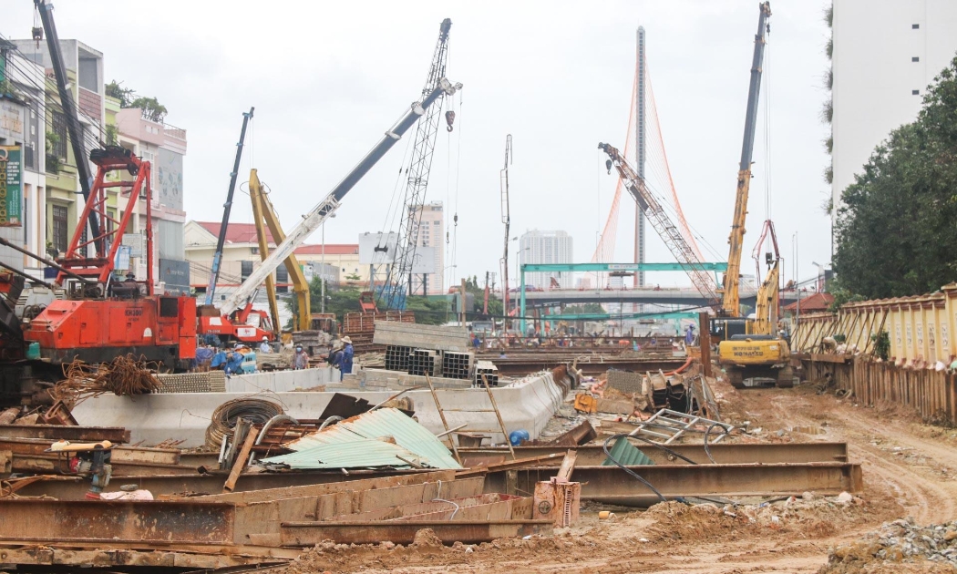 Trên công trường đang đẩy nhanh tiến độ thi công dự án sử dụng vốn đầu tư công.