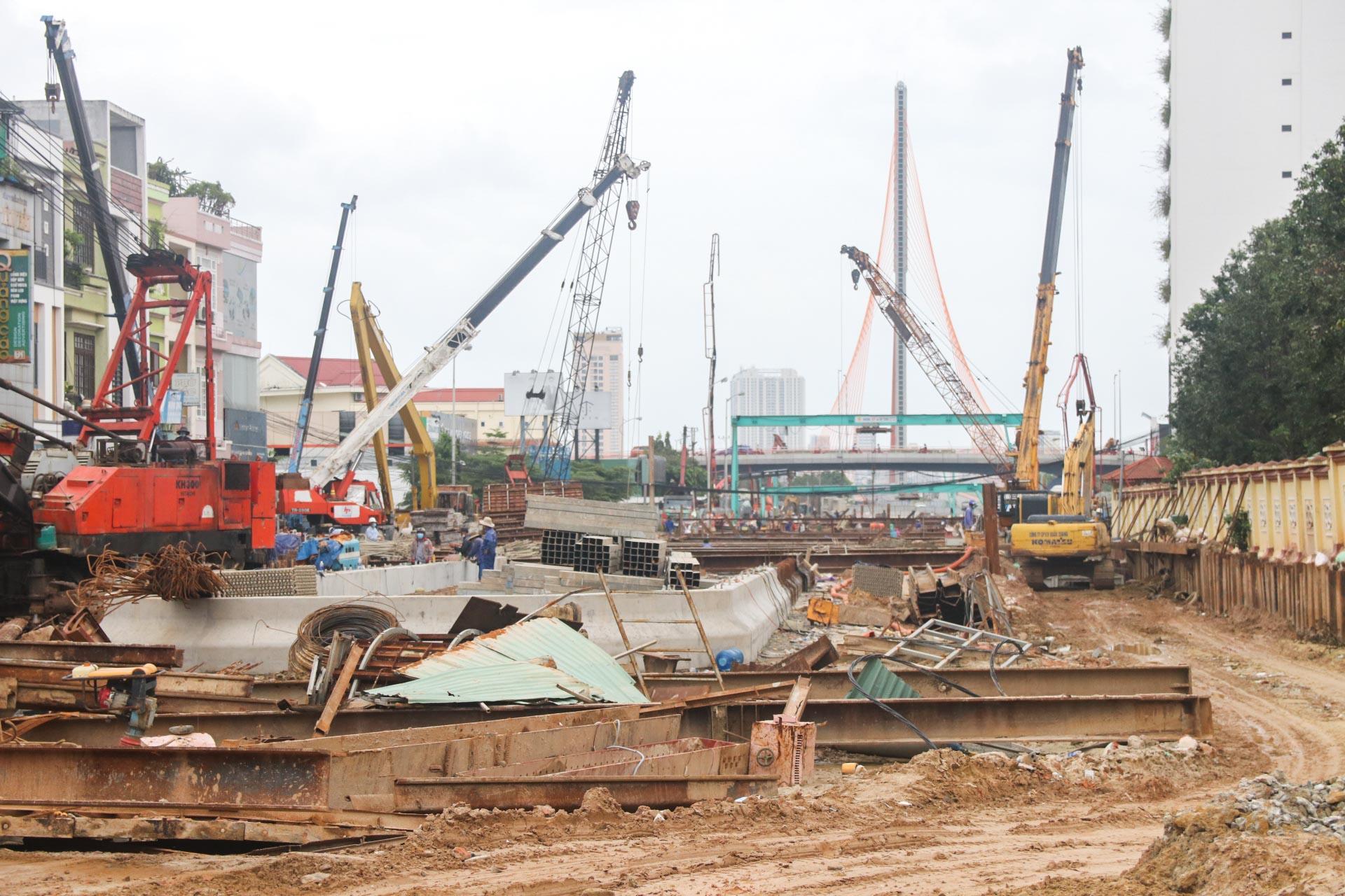 Trên công trường đang đẩy nhanh tiến độ thi công dự án sử dụng vốn đầu tư công.