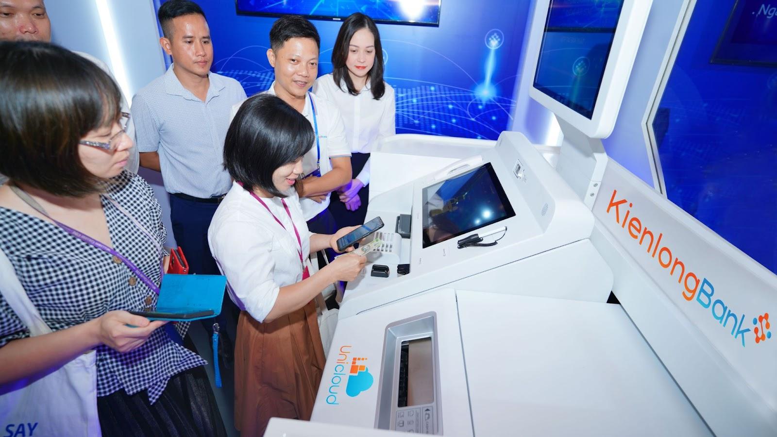 Khách hàng trải nghiệm tính năng rút tiền liên ngân hàng bằng mã VietQR thông qua ứng dụng Mobile Banking trên máy STM.