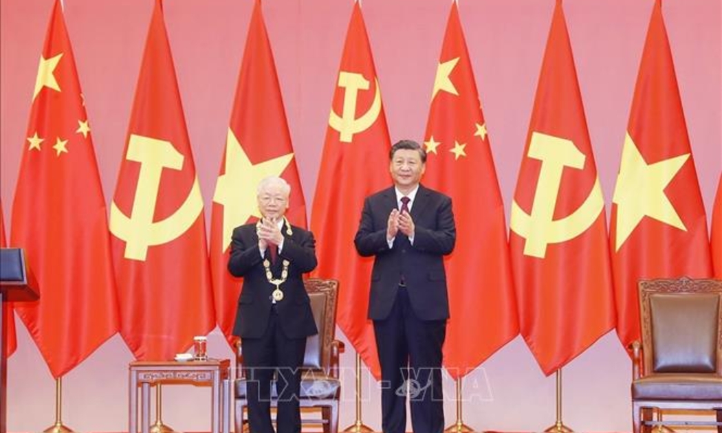 Tổng Bí thư, Chủ tịch Trung Quốc Tập Cận Bình trao Huân chương Hữu nghị tặng Tổng Bí thư Nguyễn Phú Trọng - Ảnh: TTXVN
