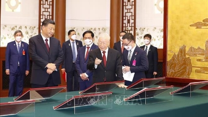 Party General Secretary witnesses signings in China