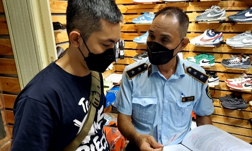 Phát hiện hàng ngàn sản phẩm giả, nhái tại “thiên đường mua sắm” Sài Gòn Square