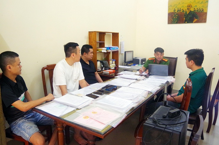 C&ocirc;ng an l&agrave;m việc với nh&oacute;m Nguyễn Ngọc T&acirc;n. Ảnh: C&ocirc;ng an Th&aacute;i Nguy&ecirc;n.