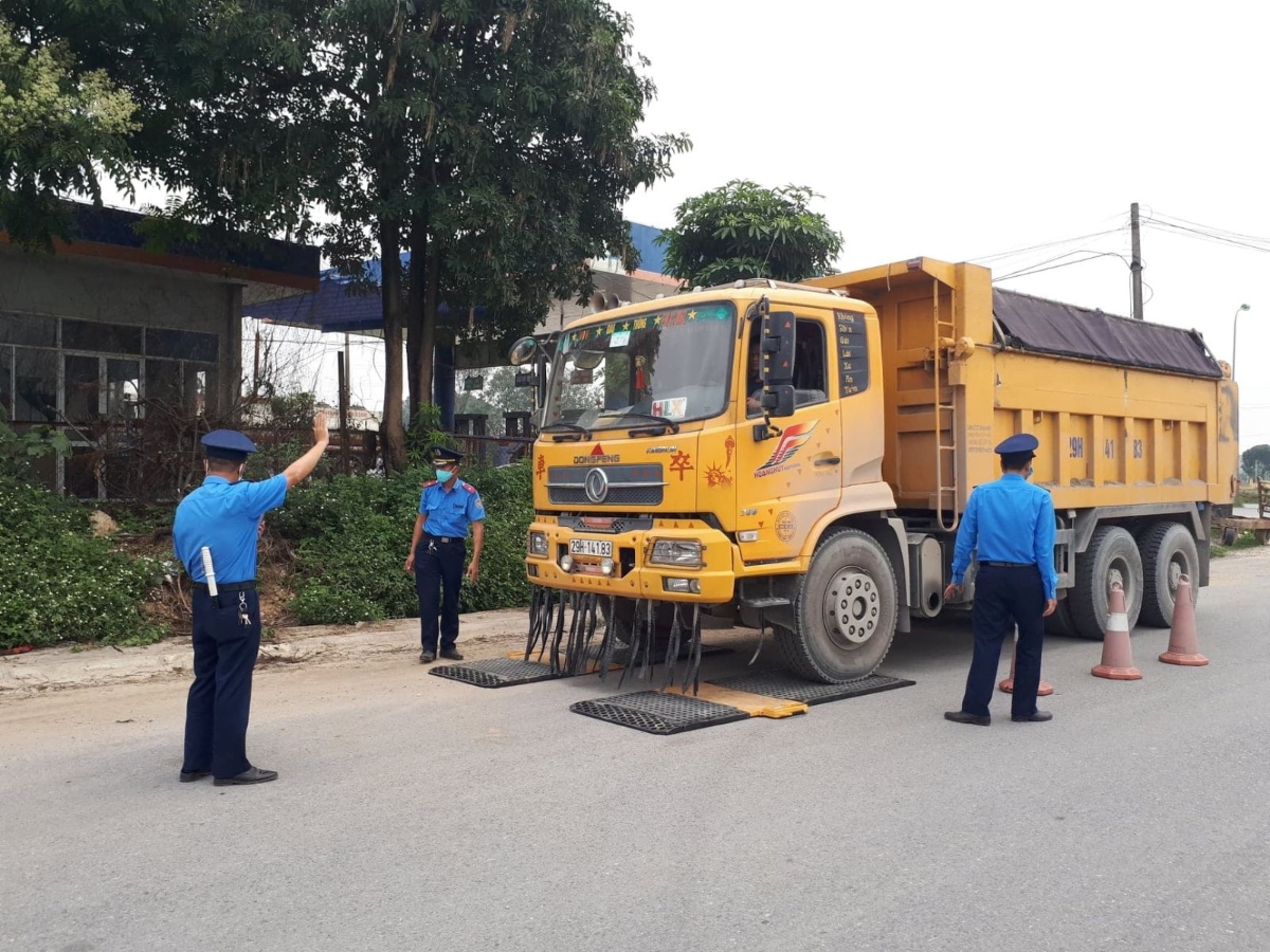 Cơ quan chức năng xử lý xe quá tải 