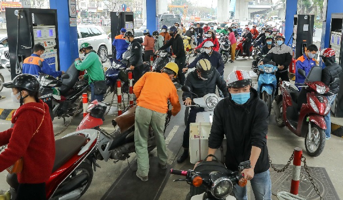 Một số cây xăng quy định mỗi người chỉ được mua 50.000 đồng.