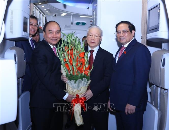 Chủ tịch nước Nguyễn Xuân Phúc, Thủ tướng Chính phủ Phạm Minh Chính tặng hoa Tổng Bí thư Nguyễn Phú Trọng - Ảnh: TTXVN 