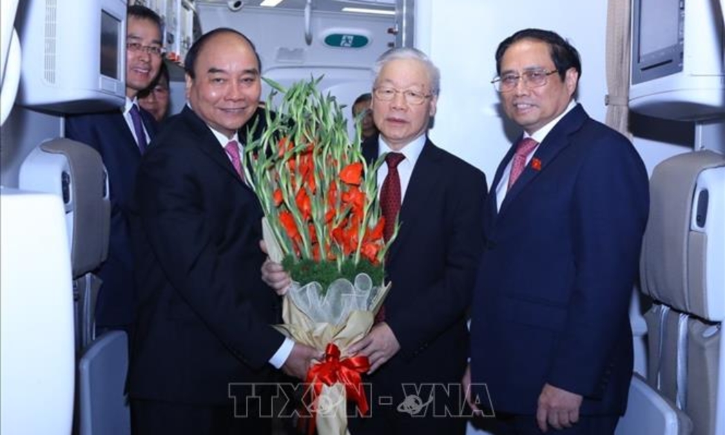 Chủ tịch nước Nguyễn Xuân Phúc, Thủ tướng Chính phủ Phạm Minh Chính tặng hoa Tổng Bí thư Nguyễn Phú Trọng - Ảnh: TTXVN 
