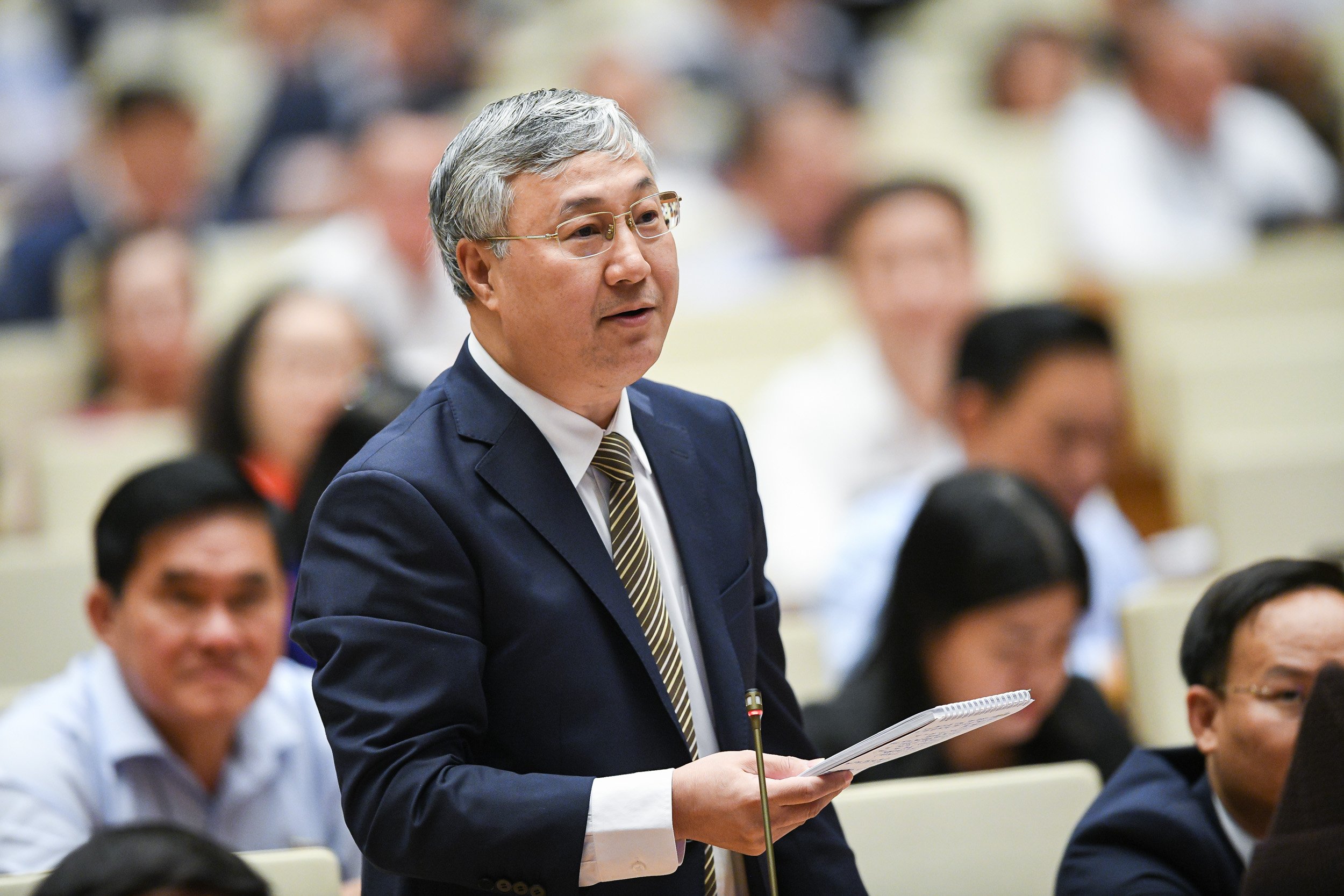 Đại biểu Trần Văn Lâm, Đoàn đại biểu Quốc hội tỉnh Bắc Giang đề nghị đưa ra giải pháp để giải quyết tình trạng tắc nghẽn giao thông, ngập úng đô thị - Ảnh: Quochoi.vn.