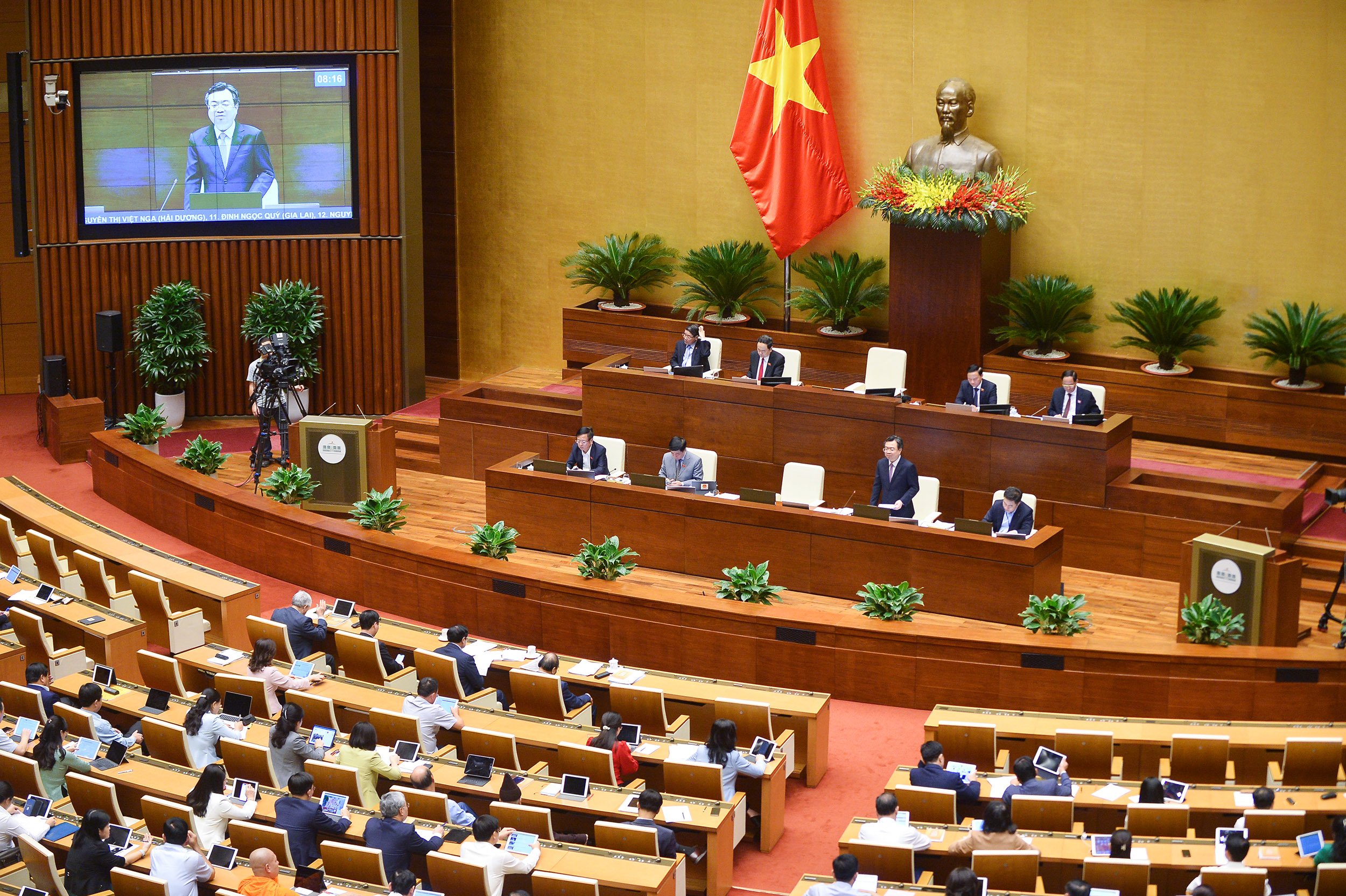 To&agrave;n cảnh phi&ecirc;n&nbsp;chất vấn vấn đề thứ nhất thuộc lĩnh vực x&acirc;y dựng.