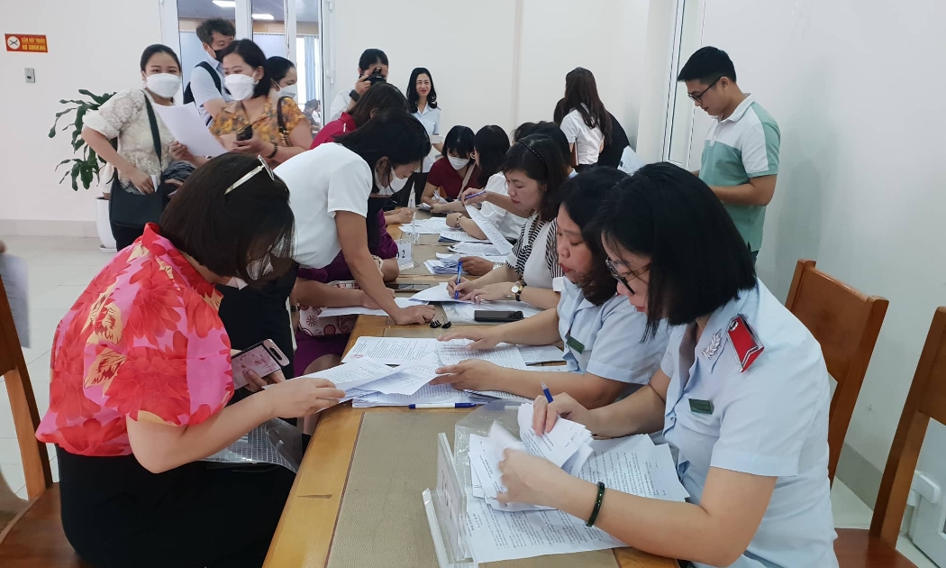 Thanh tra việc đóng bảo hiểm xã hội tại Hà Nội. Ảnh - Thu Hiền.