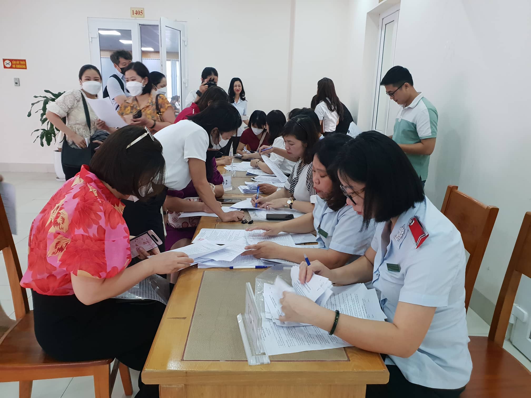 Thanh tra việc đóng bảo hiểm xã hội tại Hà Nội. Ảnh - Thu Hiền.  