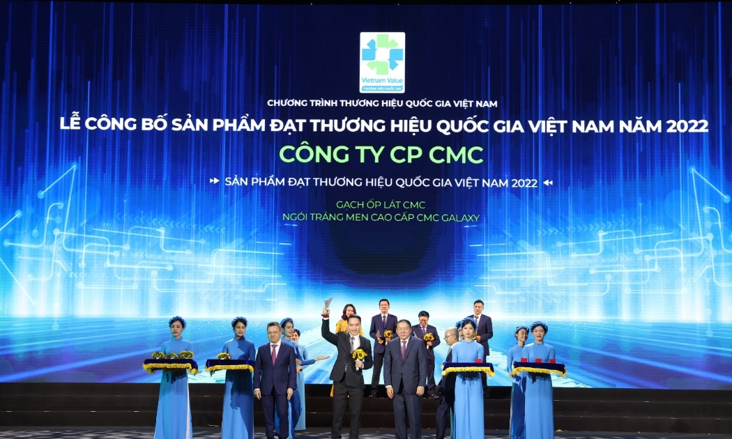Ông Trần Đức Huy - Chủ tịch Hội đồng Quản trị Công ty Cổ phần CMC đón nhận biểu trưng Vietnam Value 2022.