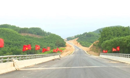 Thời tiết bất lợi gây chậm thông xe kỹ thuật cao tốc Bắc - Nam đoạn Cam Lộ - La Sơn