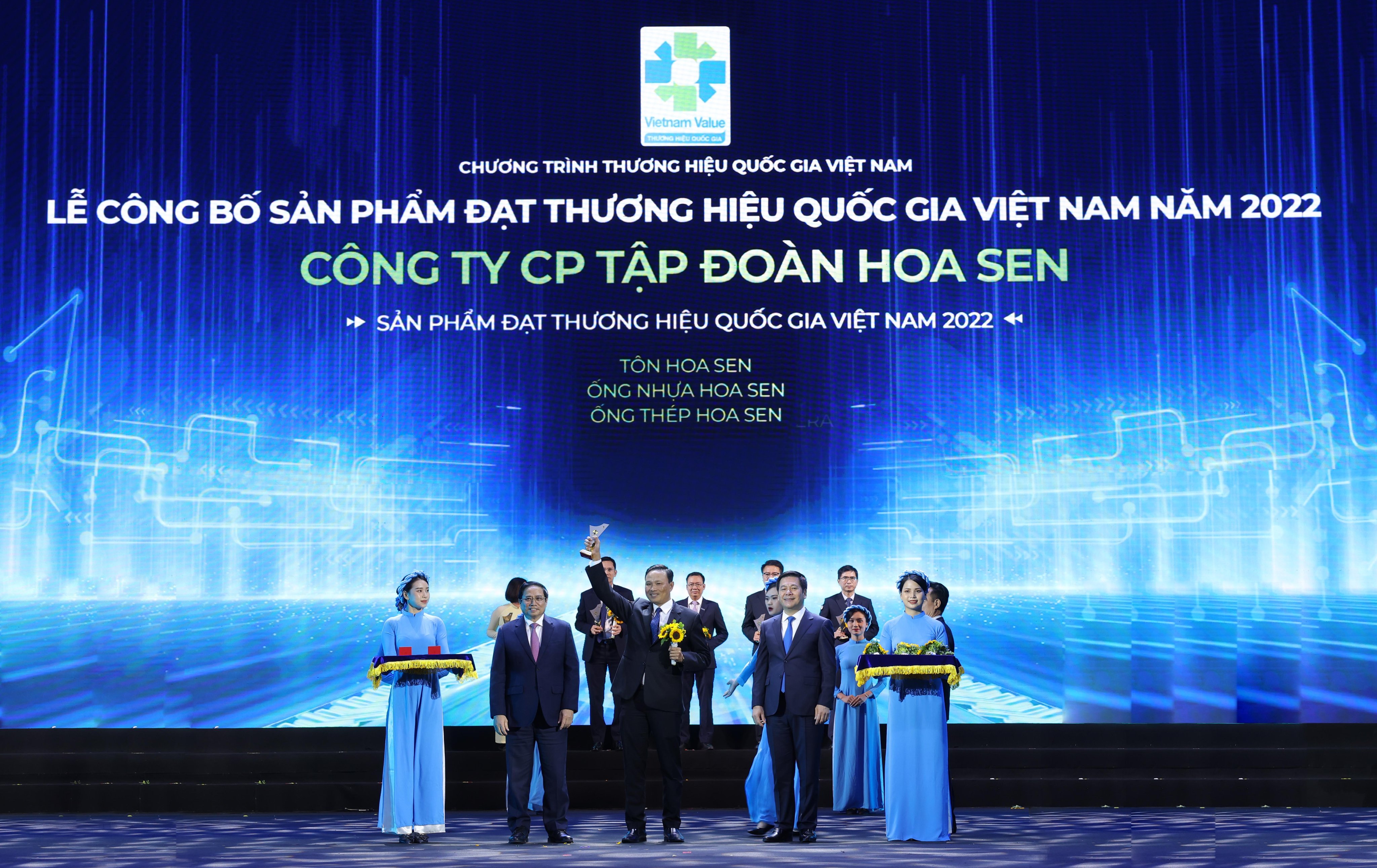 Thủ tướng Chính phủ Phạm Minh Chính và Bộ trưởng Bộ Công thương Nguyễn Hồng Diên trao biểu trưng Thương hiệu Quốc gia 2022 cho Ông Nguyễn Tấn Hòa - Phó Tổng giám đốc Tập đoàn Hoa Sen.