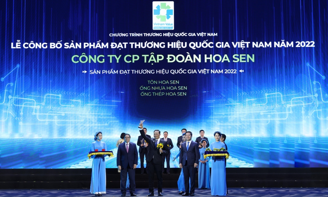 Thủ tướng Chính phủ Phạm Minh Chính và Bộ trưởng Bộ Công thương Nguyễn Hồng Diên trao biểu trưng Thương hiệu Quốc gia 2022 cho Ông Nguyễn Tấn Hòa - Phó Tổng giám đốc Tập đoàn Hoa Sen.