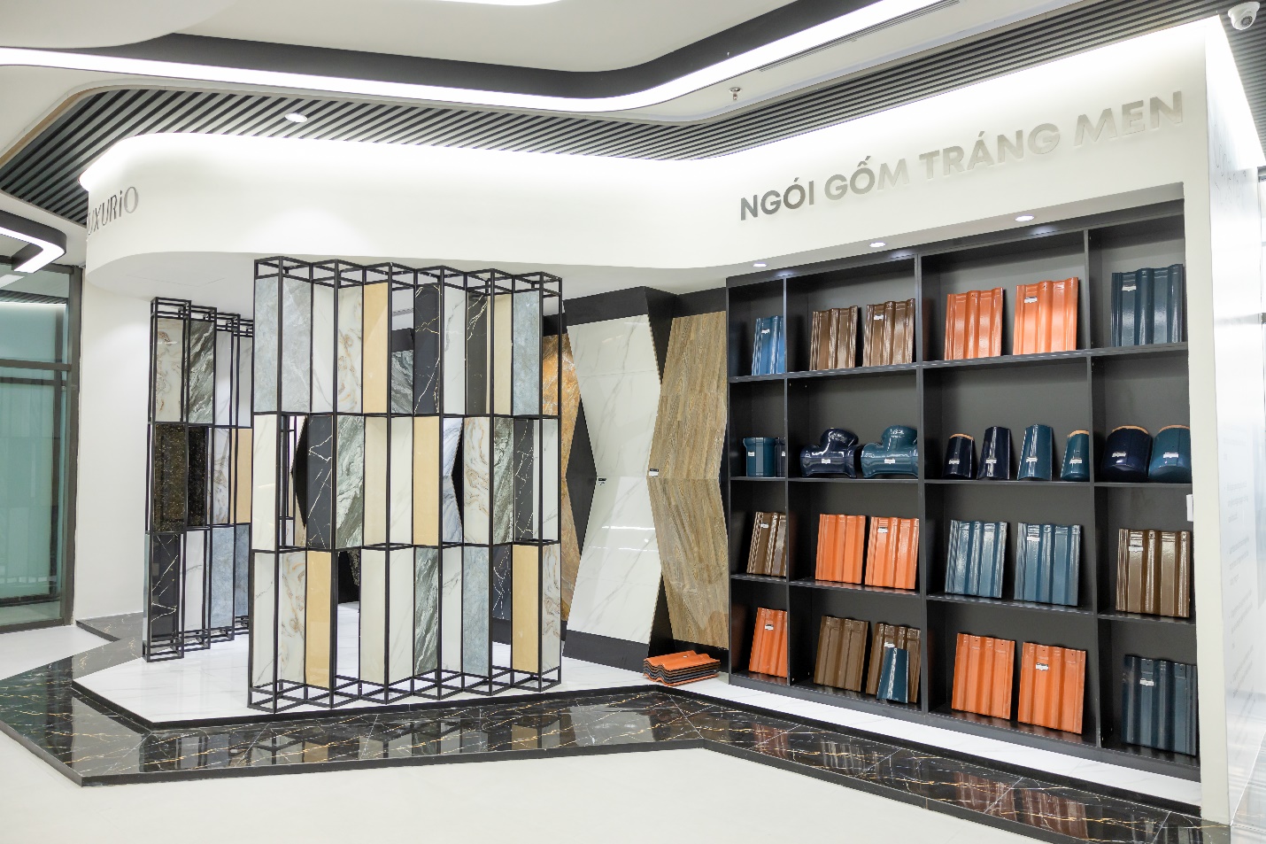 Kh&ocirc;ng gian trưng b&agrave;y Ng&oacute;i tr&aacute;ng men Cao cấp Galaxy - Sản phẩm đạt Thương hiệu Quốc gia 2022 tại FlagShip Showroom H&agrave; Nội.