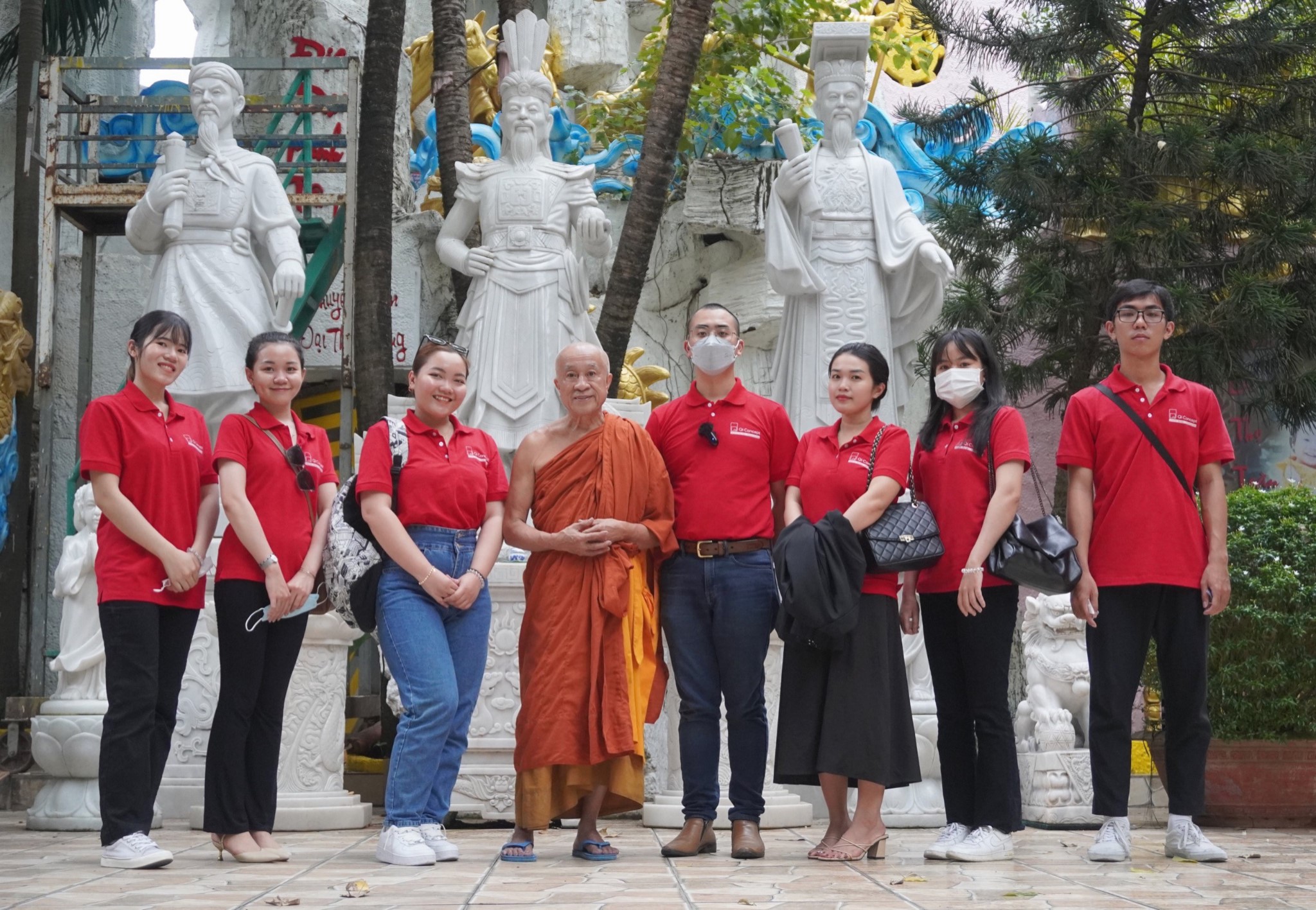 Chụp ảnh lưu niệm tại Cơ sở từ thiện x&atilde; hội Phật gi&aacute;o ch&ugrave;a Kỳ Quang 2 c&ugrave;ng Thầy trụ tr&igrave; Th&iacute;ch Thiện Chiếu - người cha đ&atilde; lập ra M&aacute;i ấm t&igrave;nh thương v&agrave; nu&ocirc;i dưỡng c&aacute;c con hơn 28 năm qua.