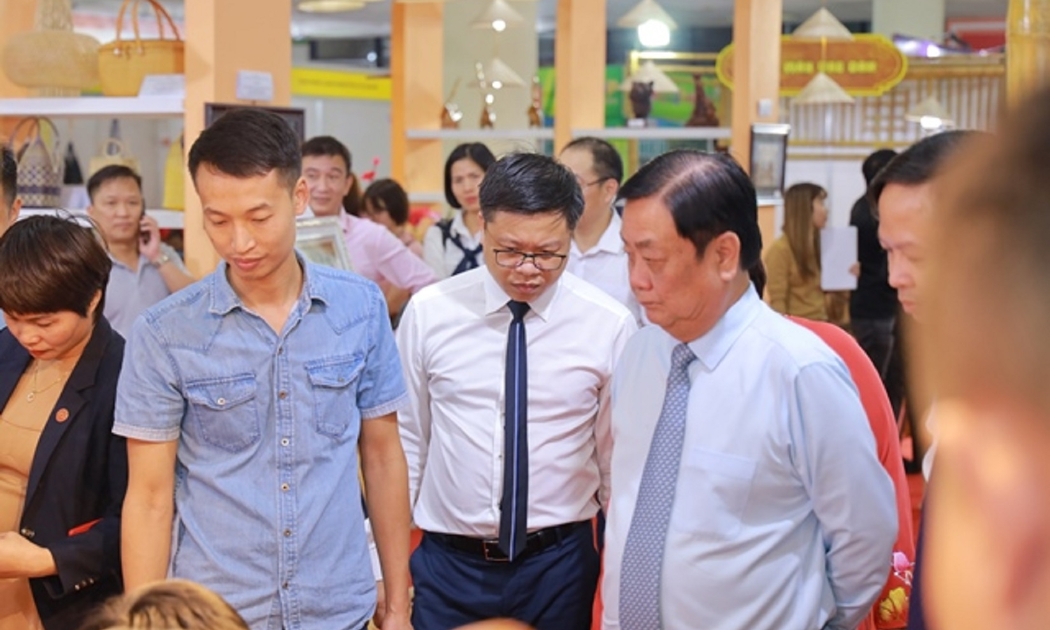 Bộ trưởng Lê Minh Hoan tham quan các gian hàng tại hội chợ.