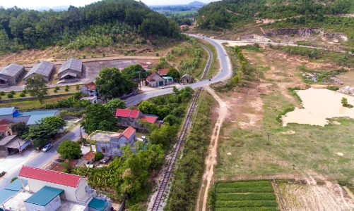 Lấn chiếm hành lang nghiêm trọng trên tuyến đường sắt vắng tàu 10 năm tại Nghệ An