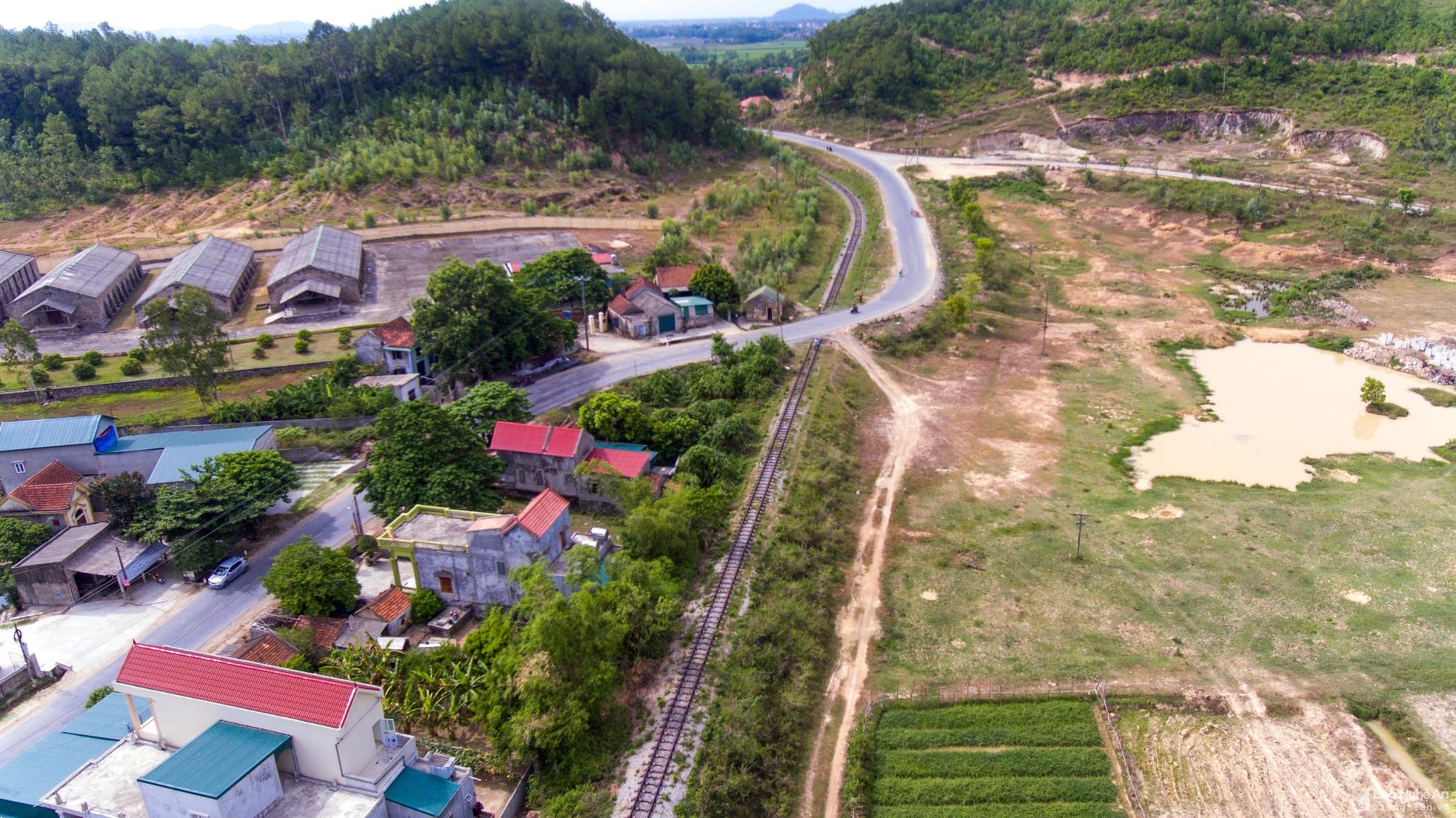 Tốn tiền tỷ để duy tu, bảo vệ tuyến đường sắt Cầu Giát - Nghĩa Đàn ngừng hoạt động chạy tàu hơn 10 năm. Hiện tình trạng lấn chiếm hành lang đường sắt trên tuyến xảy ra nghiêm trọng.
