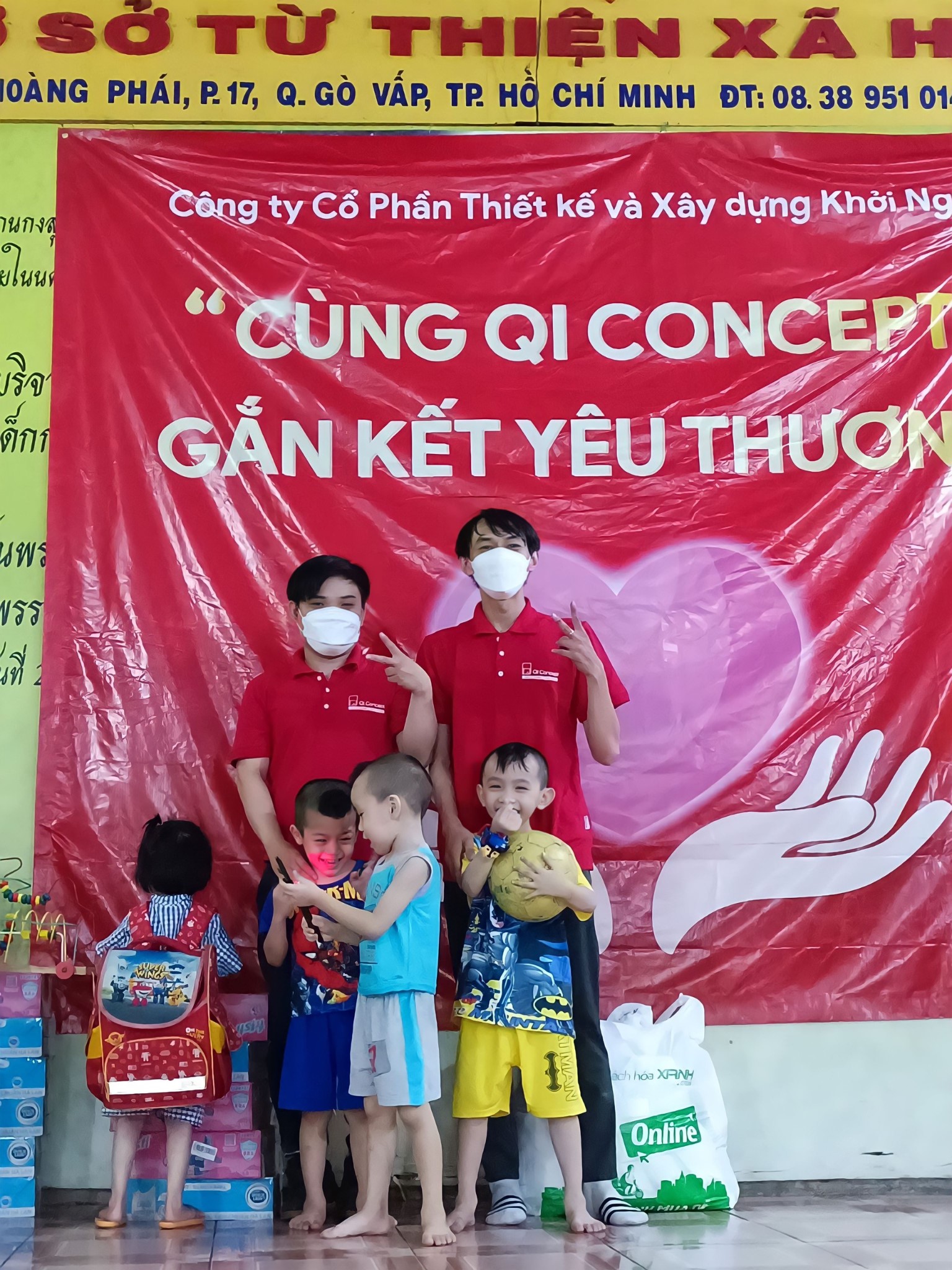 Những nụ cười và ánh mắt thơ ngây của các bé khi nhận được quà tặng từ những chàng trai áo đỏ của Qi Concept.