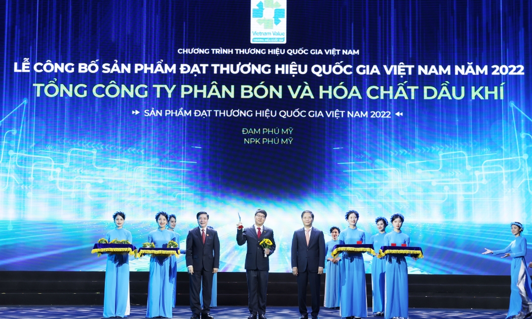 Phó Tổng giám đốc Tạ Quang Huy đại diện PVFCCo nhận biểu trưng Thương hiệu Quốc gia năm 2022.