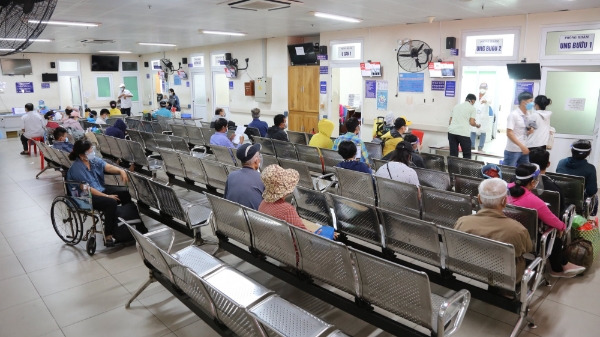 Thận trọng điều chỉnh lộ trình tăng giá dịch vụ do Nhà nước điều tiết như y tế, học phí, điện...