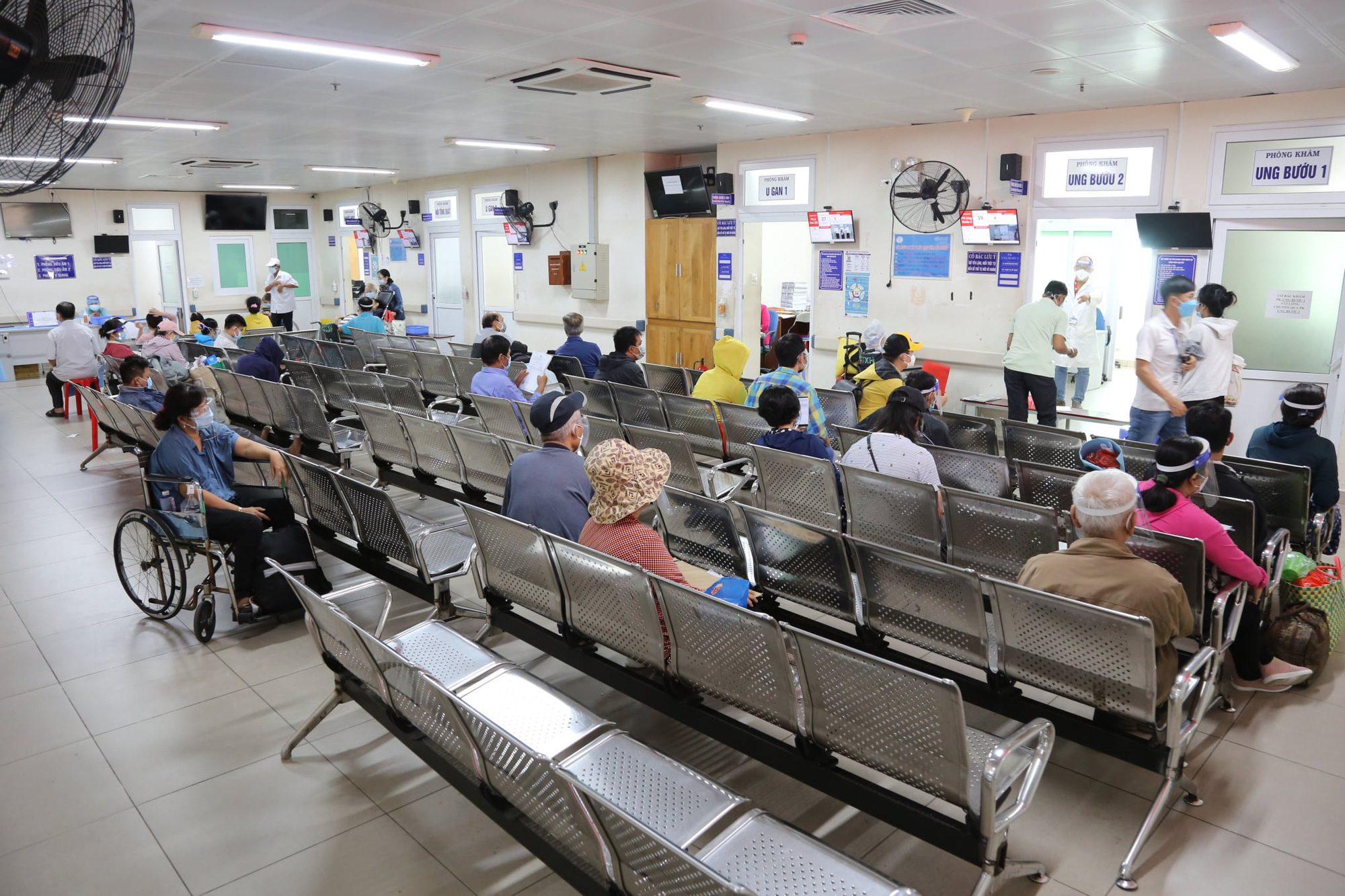 Các dịch vụ công đang triển khai lộ trình thị trường như dịch vụ khám bệnh, chữa bệnh, dịch vụ giáo dục, điện... thận trọng điều chỉnh vào thời điểm phù hợp.