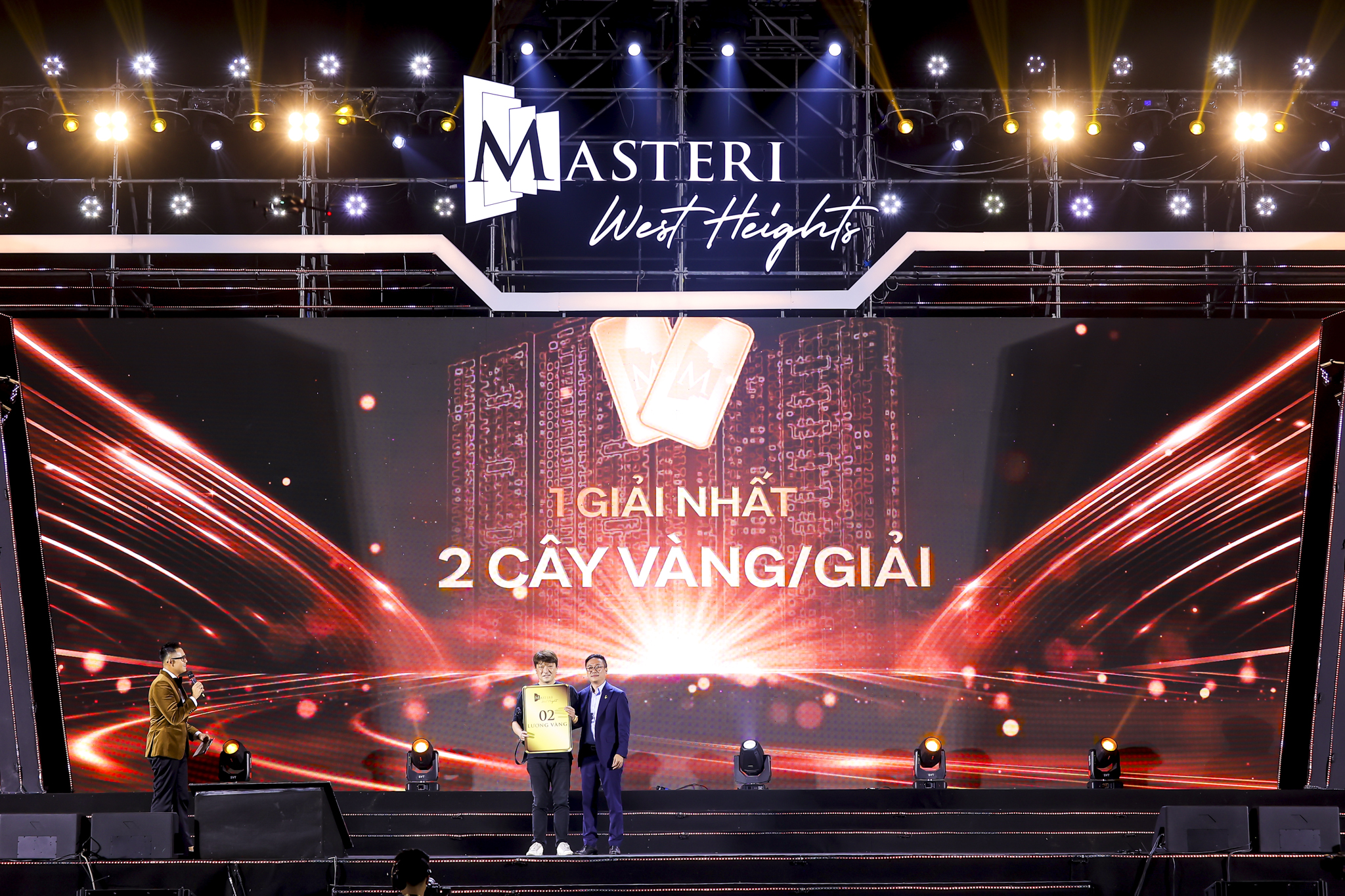 &Ocirc;ng L&ecirc; Quốc Hưng - Gi&aacute;m đốc ph&aacute;t triển kinh doanh Miền Bắc, đại diện Masterise Homes trao giải nhất cho kh&aacute;ch h&agrave;ng Masumitsu Yutaka (quốc tịch Nhật Bản).