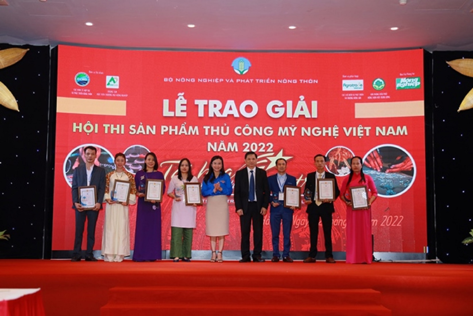 Trao giải hội thi sản phẩm làng nghề.