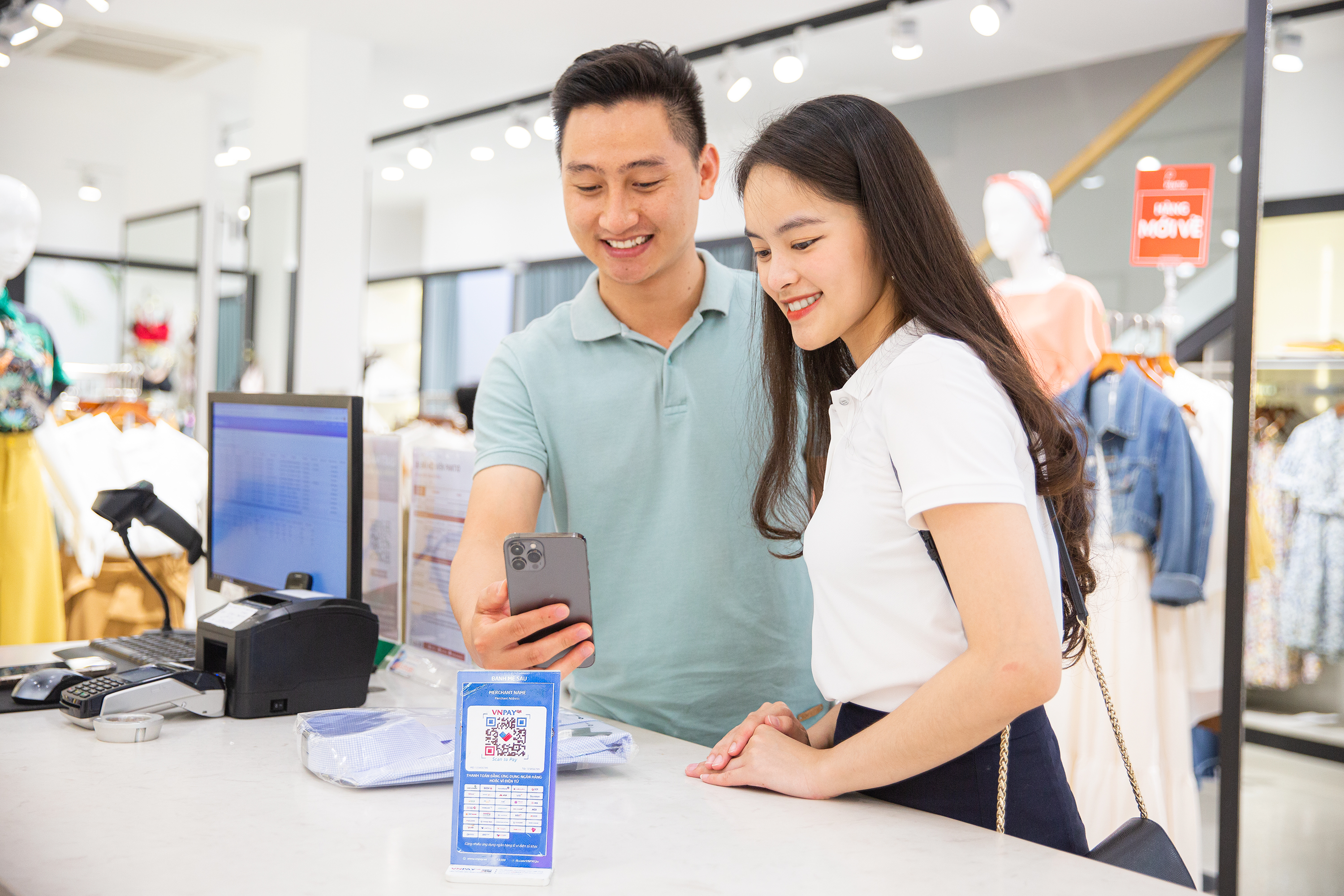 Người d&ugrave;ng thanh to&aacute;n VNPAY-QR khi mua sắm.