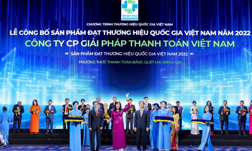 Ông Trần Tuấn Anh - Ủy viên Bộ Chính trị, Trưởng Ban Kinh tế Trung ương và ông Nguyễn Hồng Diên - Bộ trưởng Bộ Công Thương trao giải thưởng Thương hiệu Quốc gia 2022 cho bà Nguyễn Ánh Tuyết - Giám đốc Khối Kinh doanh VNPAY.