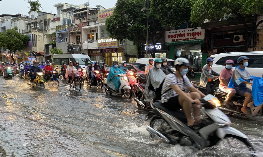 Dù được các địa phương quan tâm nhưng vấn đề ngập úng, tắc nghẽn giao thông tại các đô thị vẫn chưa được giải quyết, gây ảnh hưởng đời sống người dân.