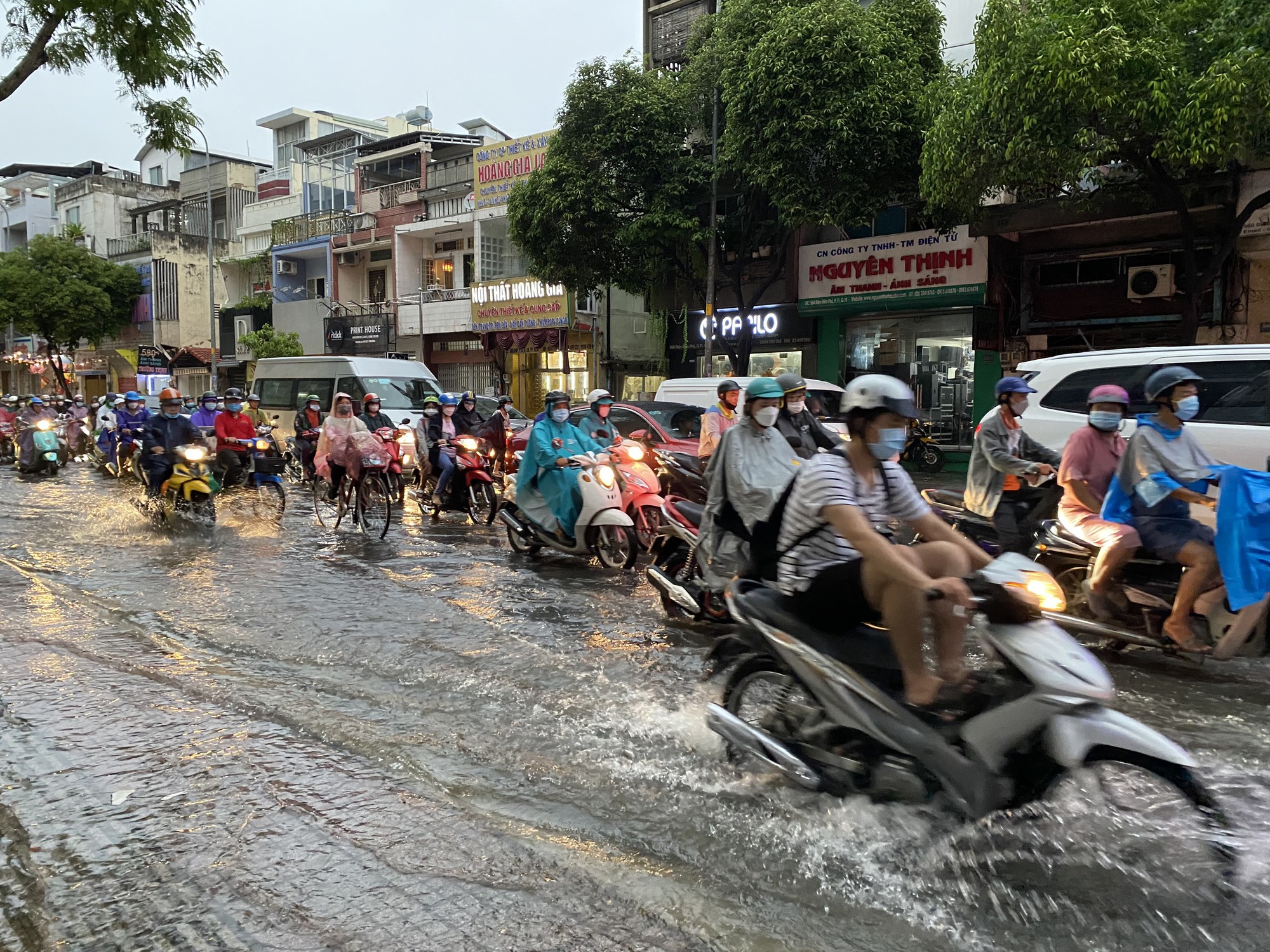Dù được các địa phương quan tâm nhưng vấn đề ngập úng, tắc nghẽn giao thông tại các đô thị vẫn chưa được giải quyết, gây ảnh hưởng đời sống người dân.