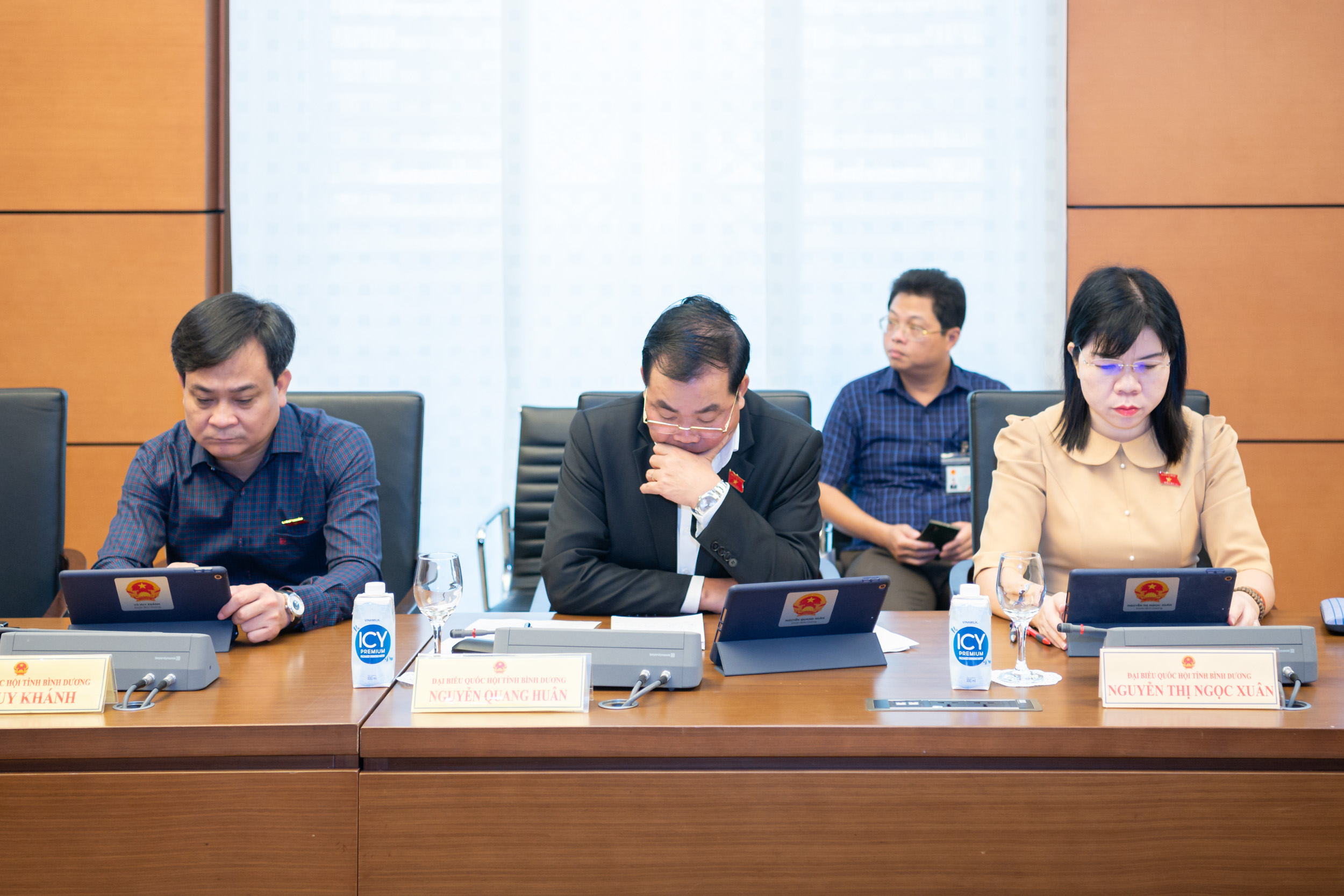 Đoàn đại biểu quốc hội tỉnh Bình Dương tại tổ thảo luận về dự thảo Luật Đất đai (sửa đổi) - Ảnh: HQ.